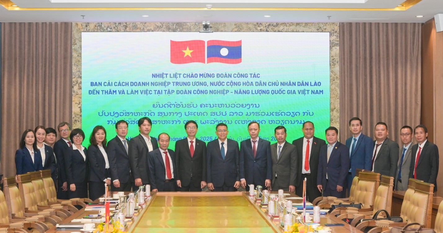 Các đại biểu chụp ảnh lưu niệm